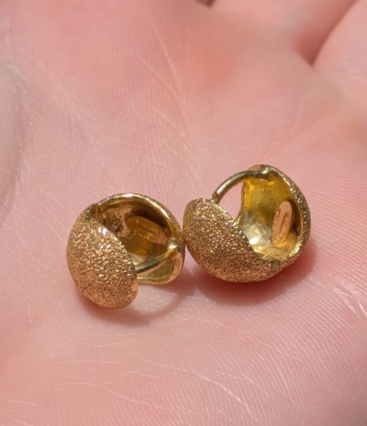18kt Yellow Gold Florentine Finish Huggies