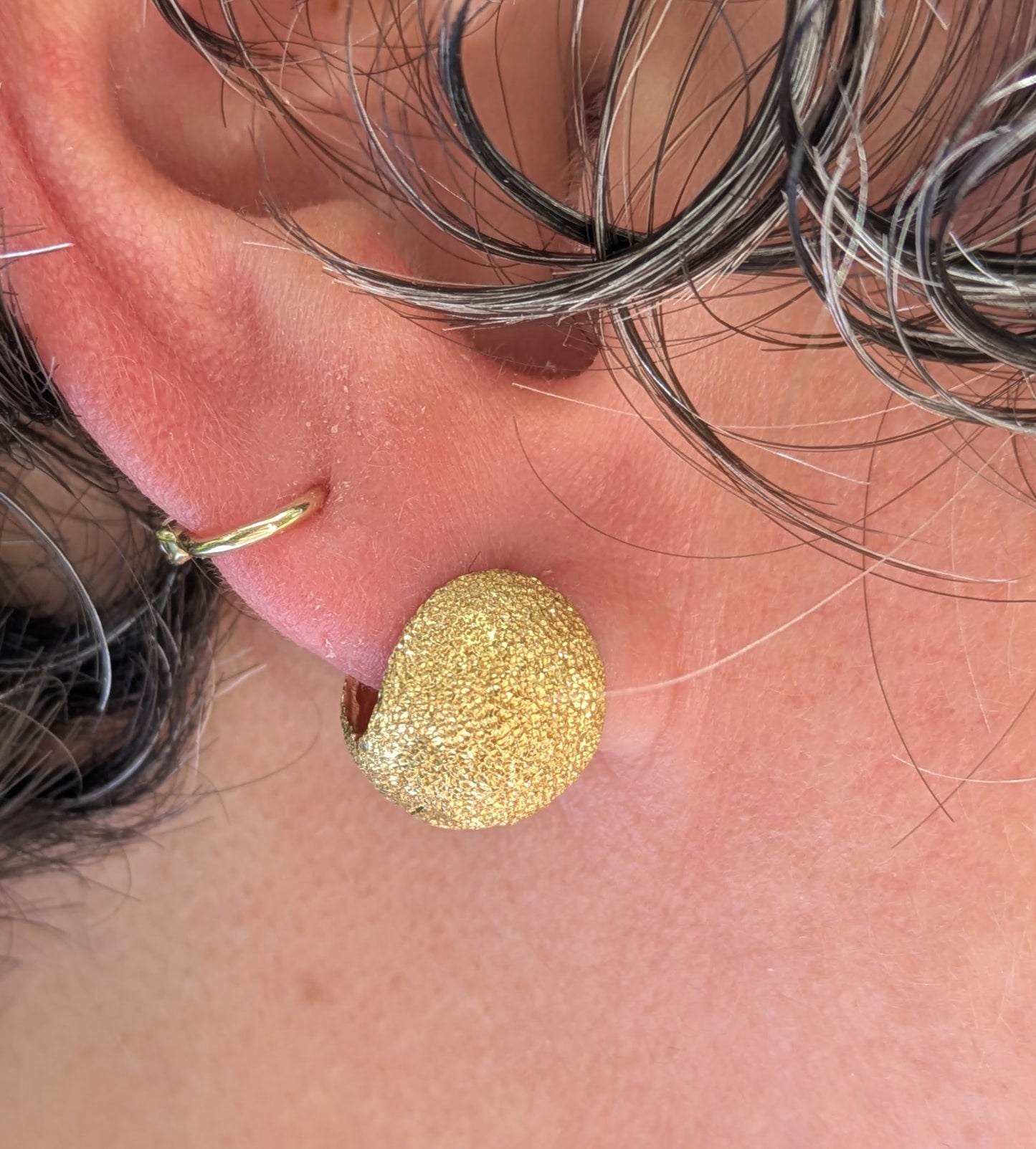 18kt Yellow Gold Florentine Finish Huggies