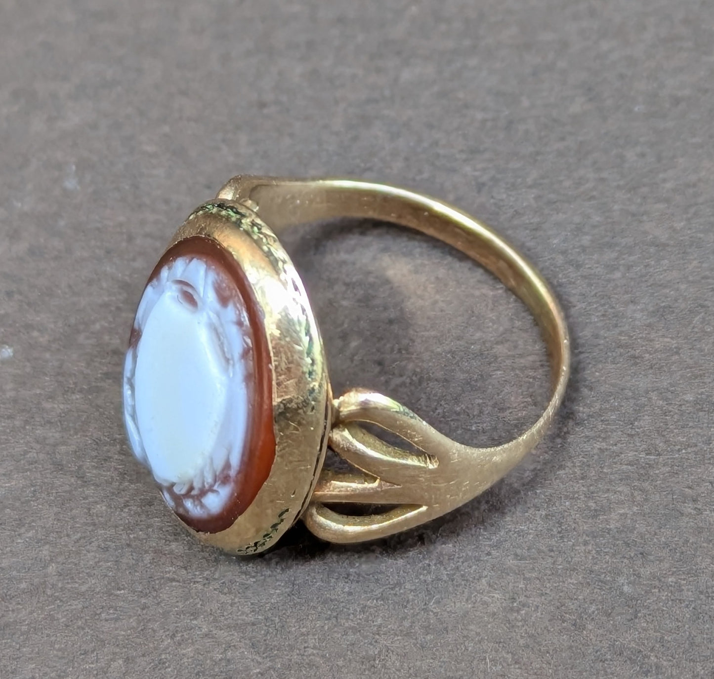 14kt Sheild Cameo Ring
