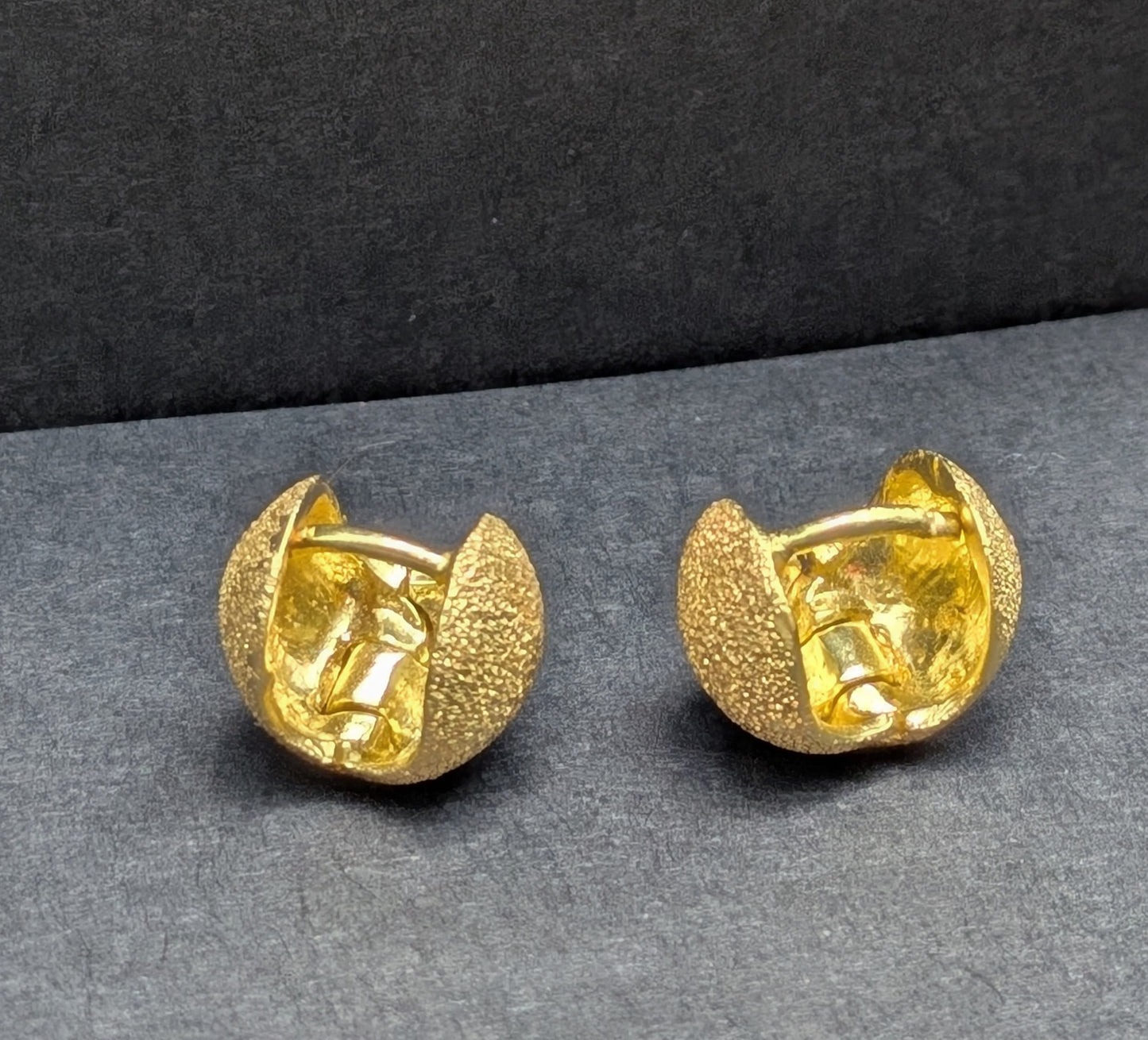 18kt Yellow Gold Florentine Finish Huggies