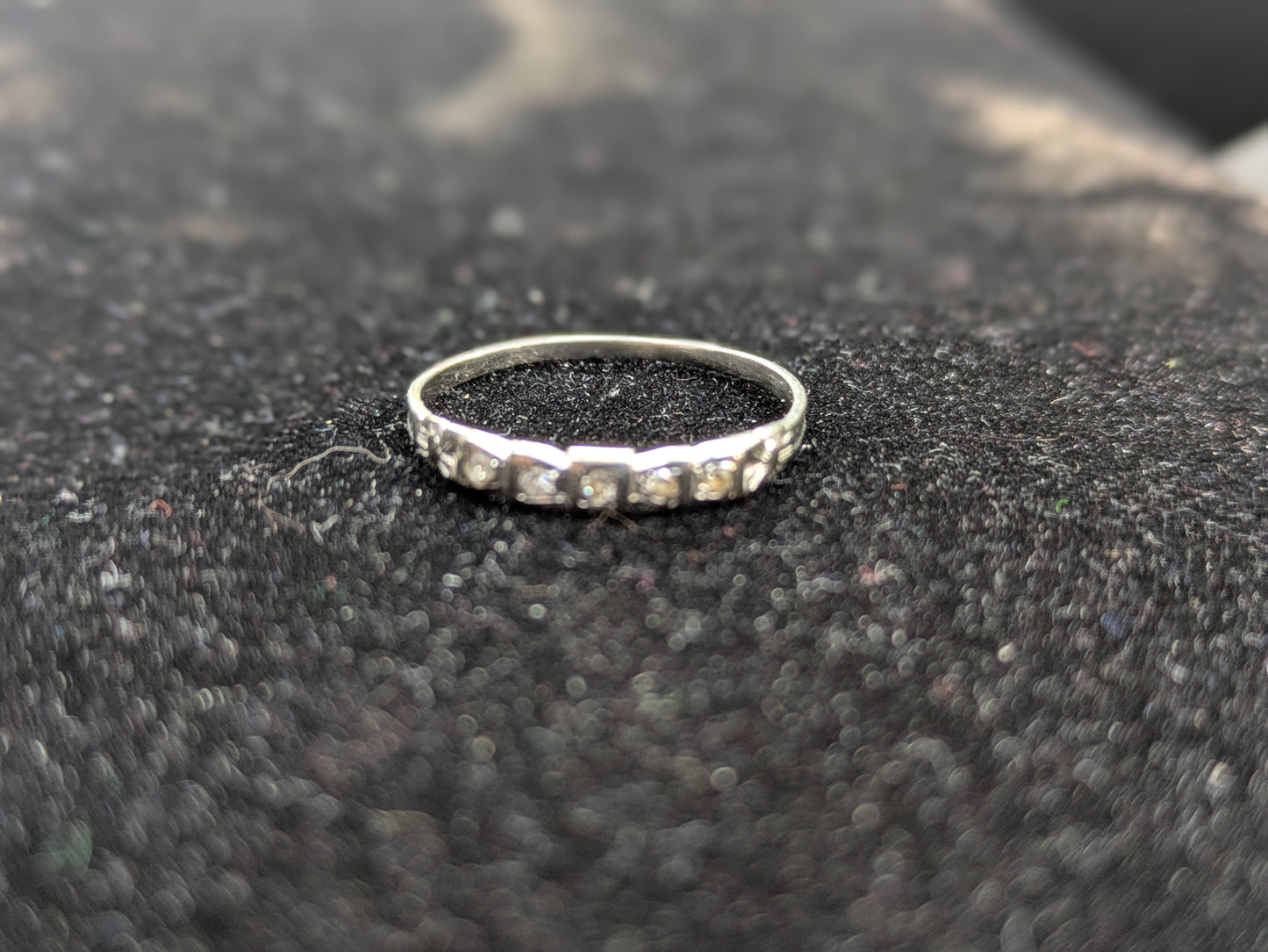 18k White Gold and Diamond Band with Bow Style