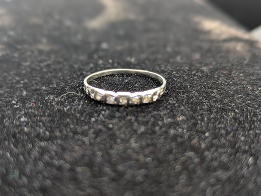 18k White Gold and Diamond Band with Bow Style