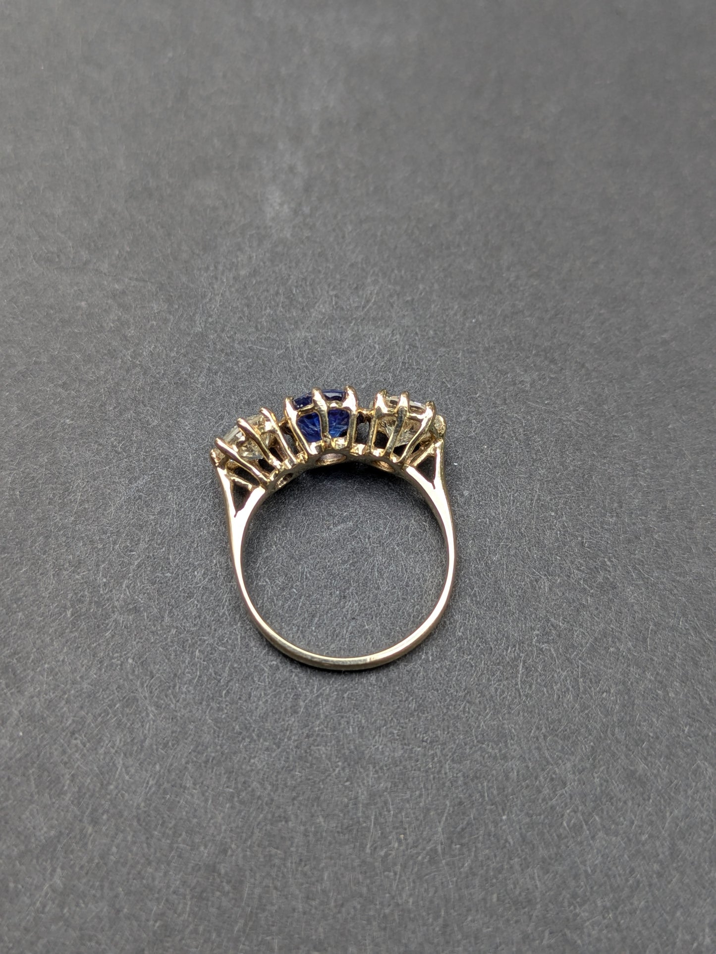 English 9kt 3 Stone Ring