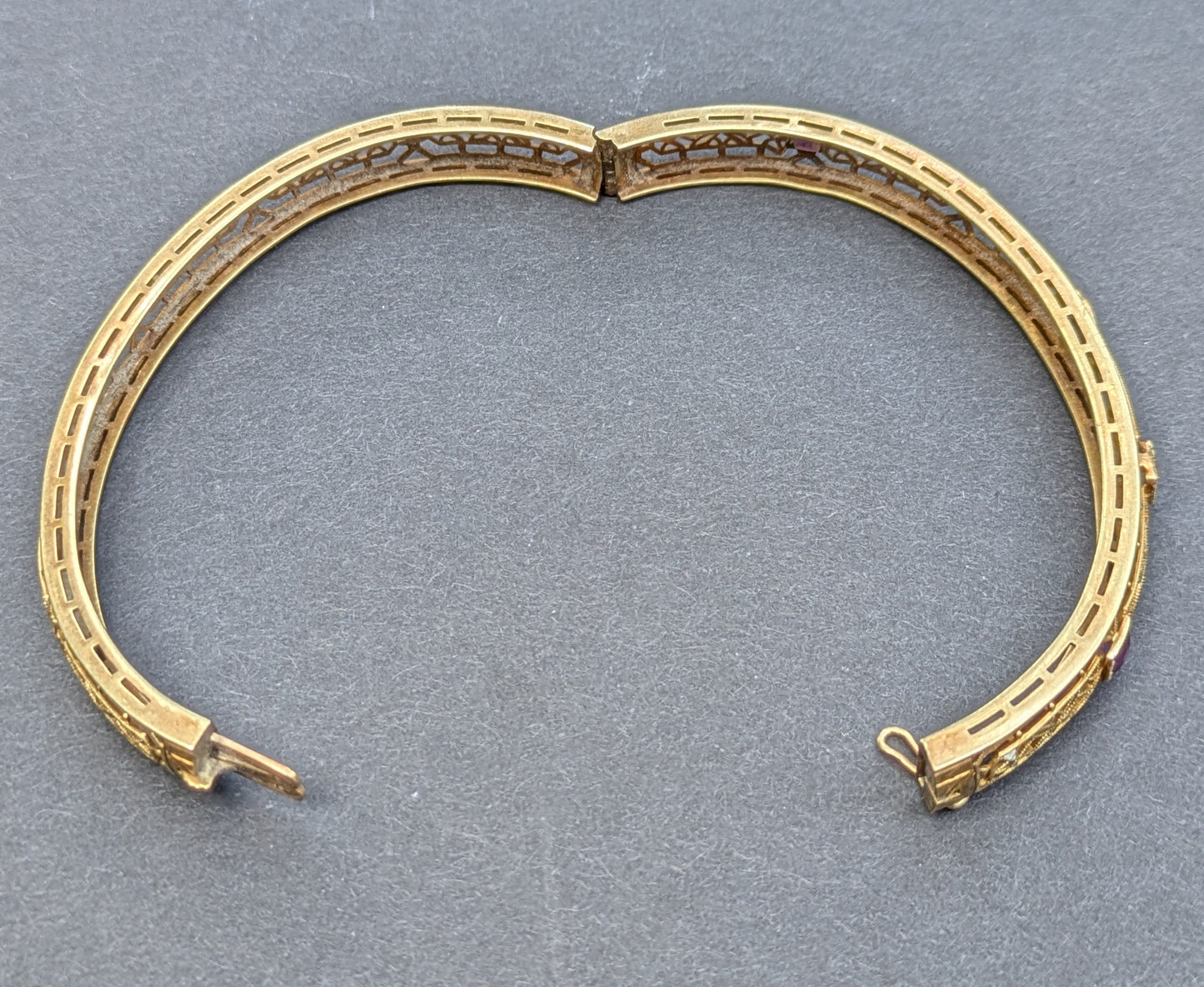 14k 1930's Filigree Bangle/ Bangle with Amethyst