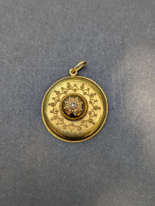 14kt Chantile Disk Gold Pendant
