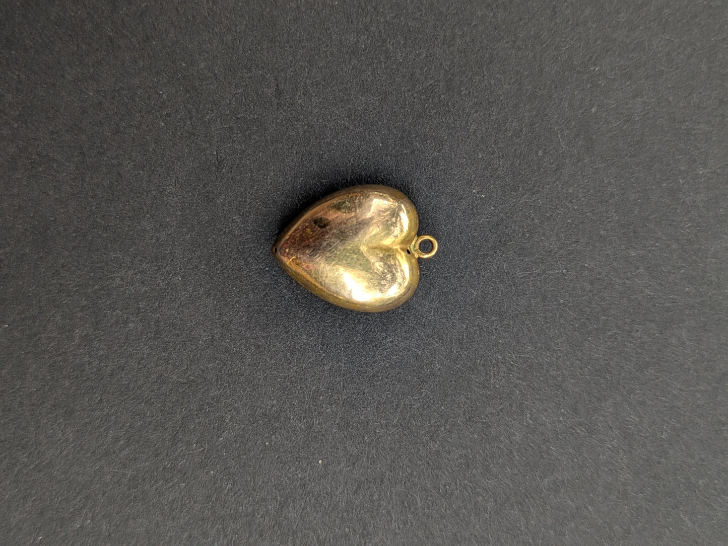 14k Jugenstil Puffy Heart Charm with Sapphire