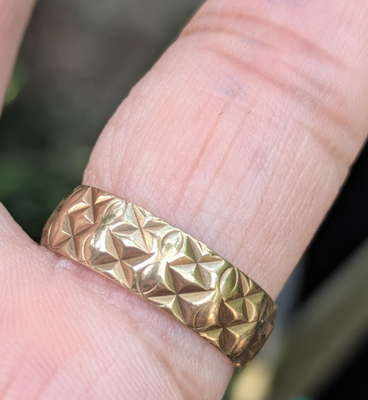 9k Quilt Pattern Band with "Lucky" Engraving