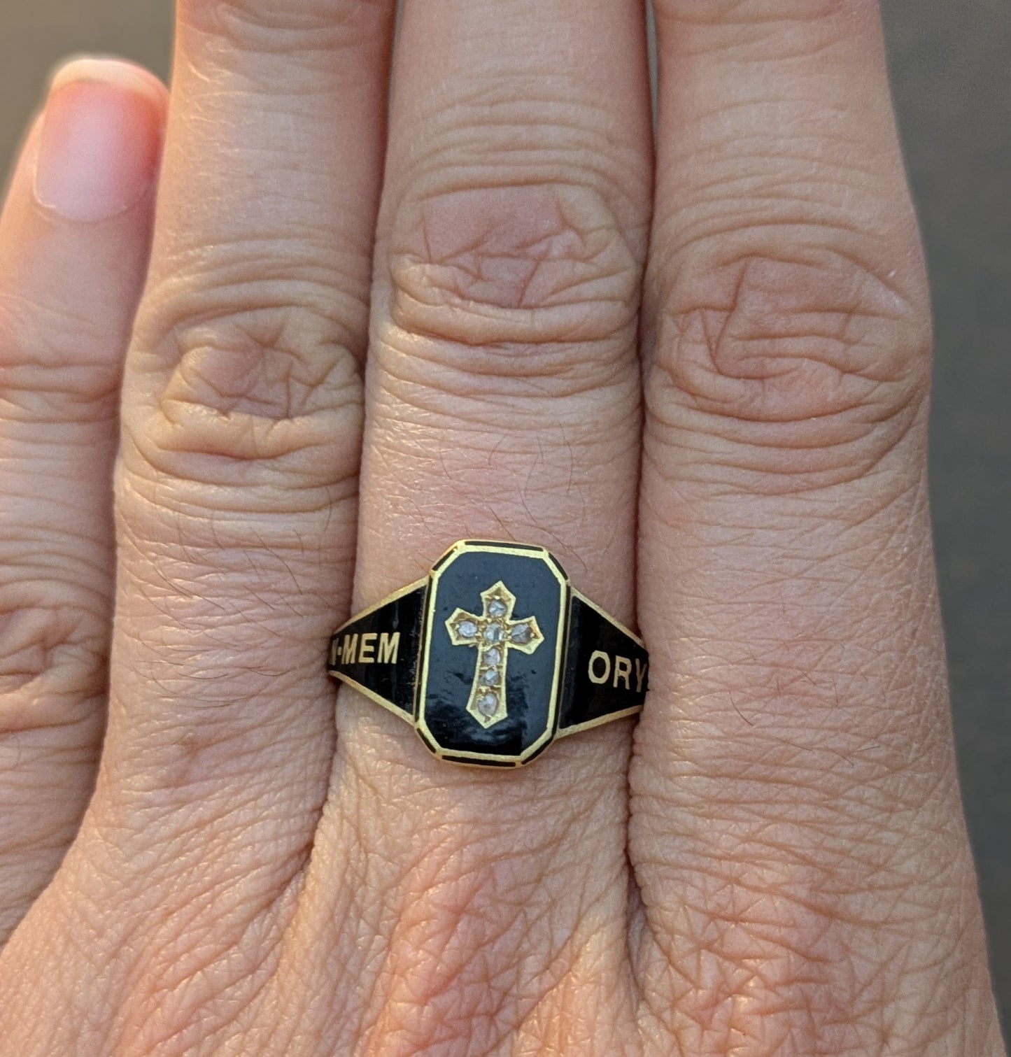 18kt Mouring Ring Black Enamel with Rose Cut Diamonds