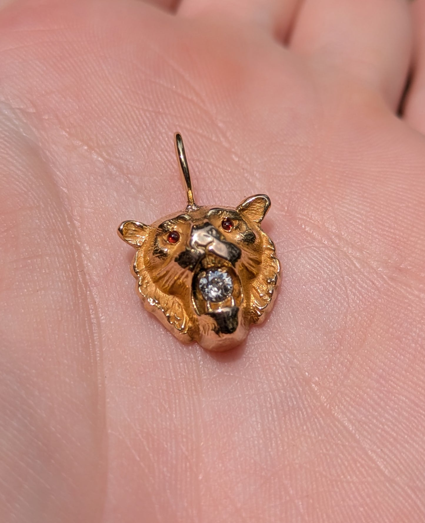 10kt Lion Charm with Ruby Eyes & Diamond