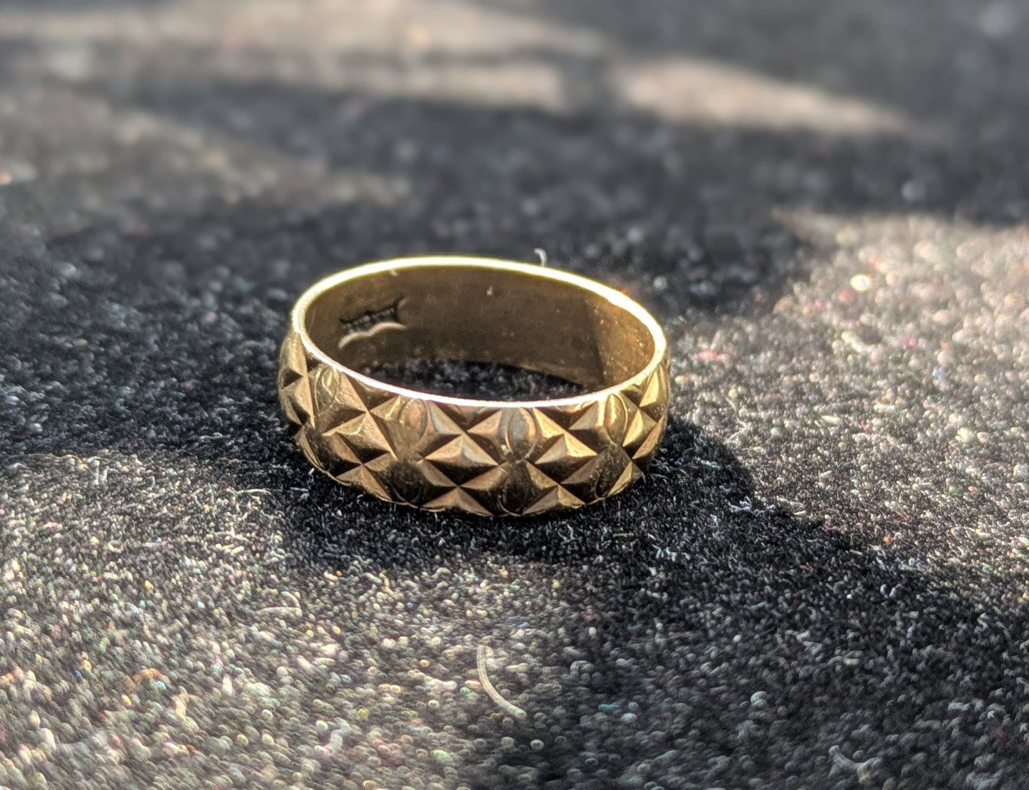 9k Quilt Pattern Band with "Lucky" Engraving