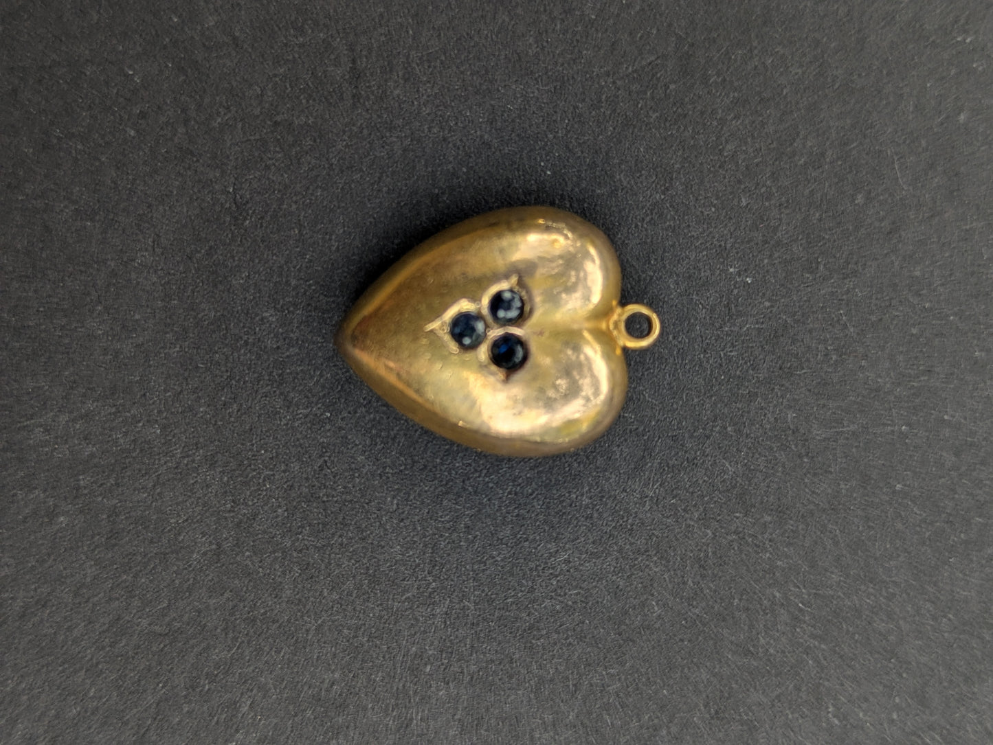 14k Jugenstil Puffy Heart Charm with Sapphire