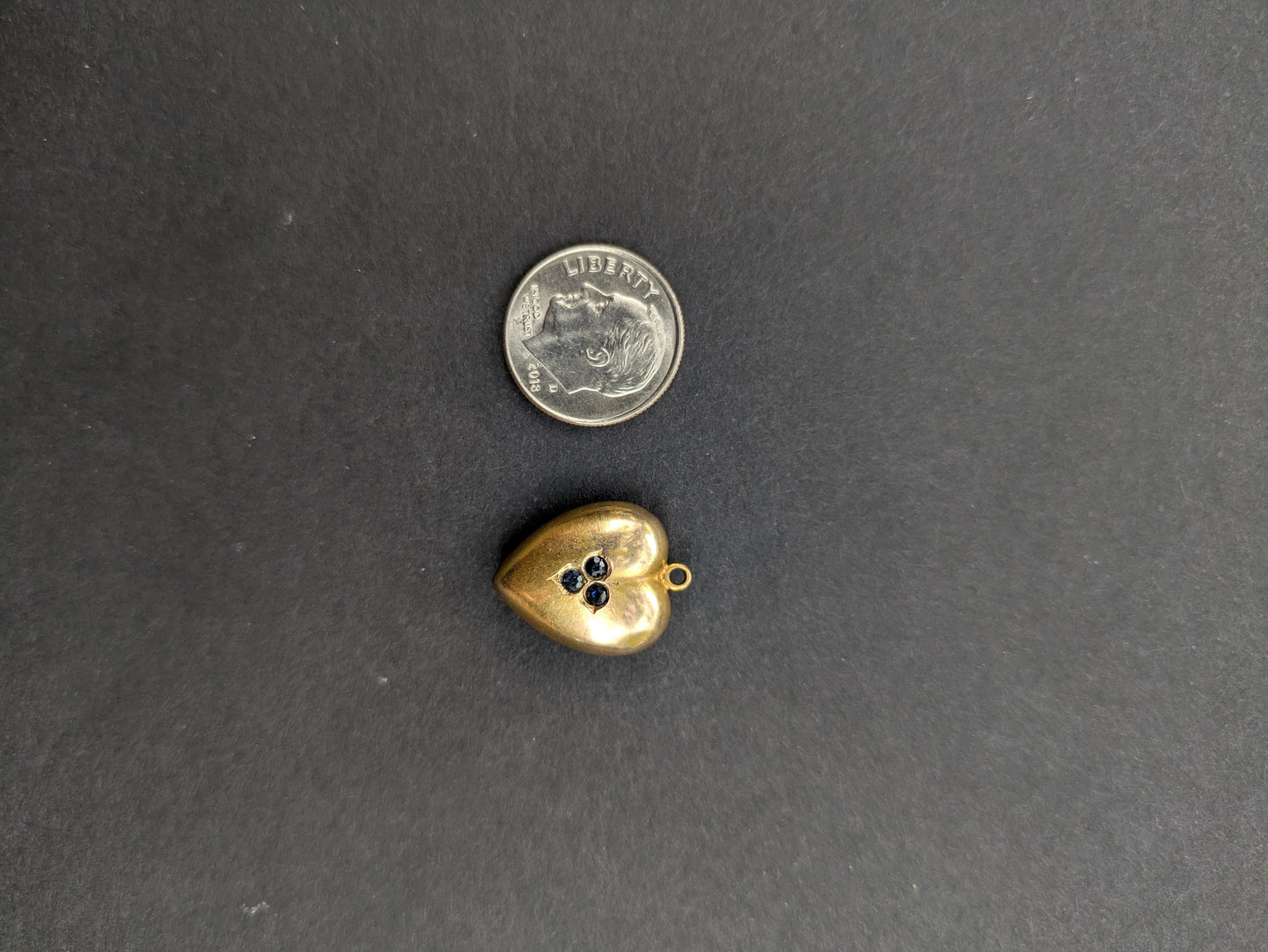 14k Jugenstil Puffy Heart Charm with Sapphire