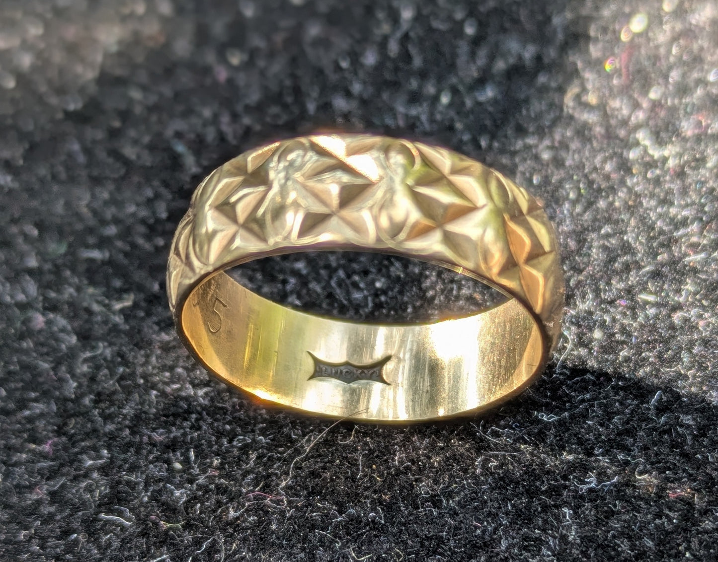 9k Quilt Pattern Band with "Lucky" Engraving