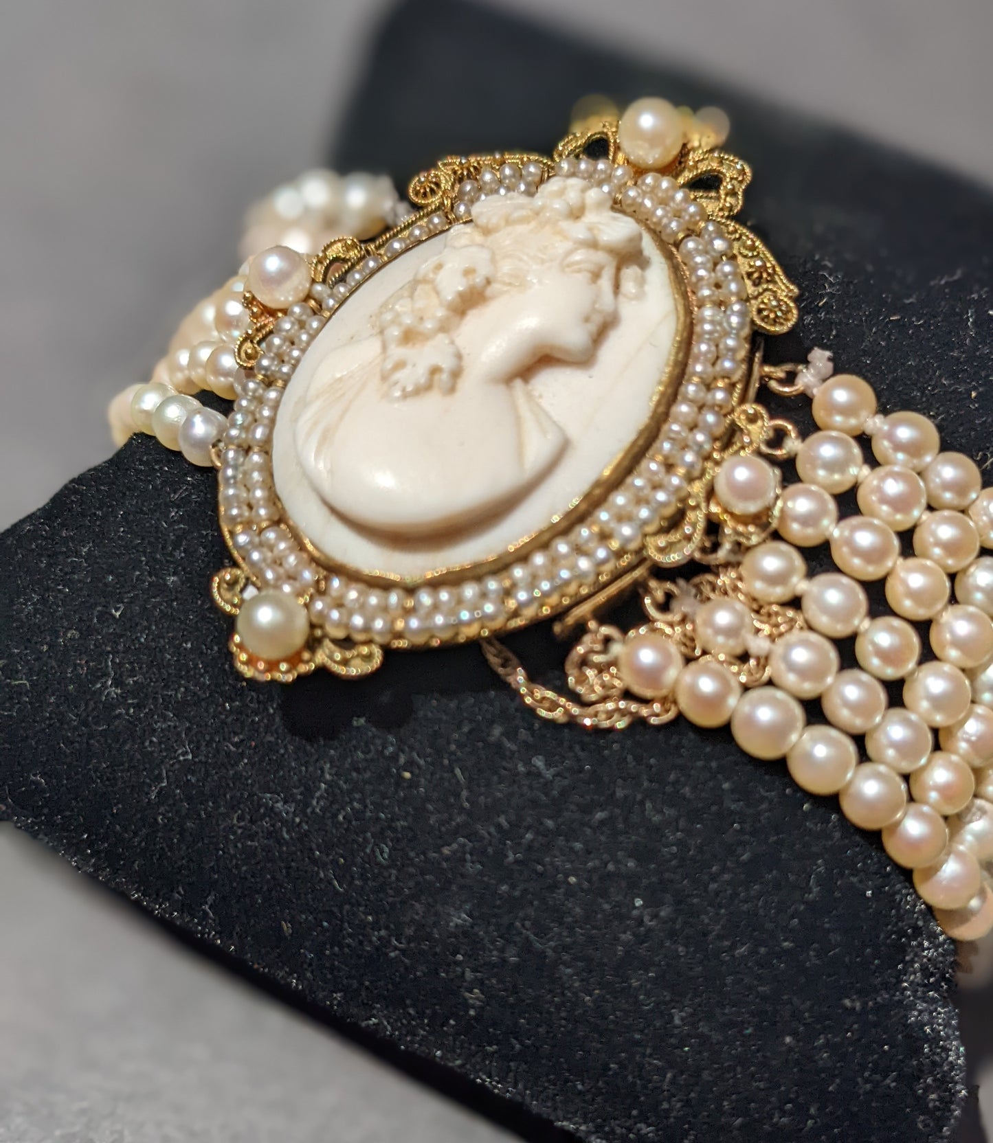 14kt Shell cameo and pearl bracelet