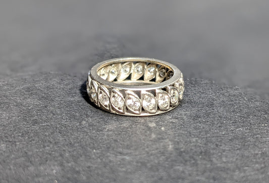 Platinum openwork diamond leaf band