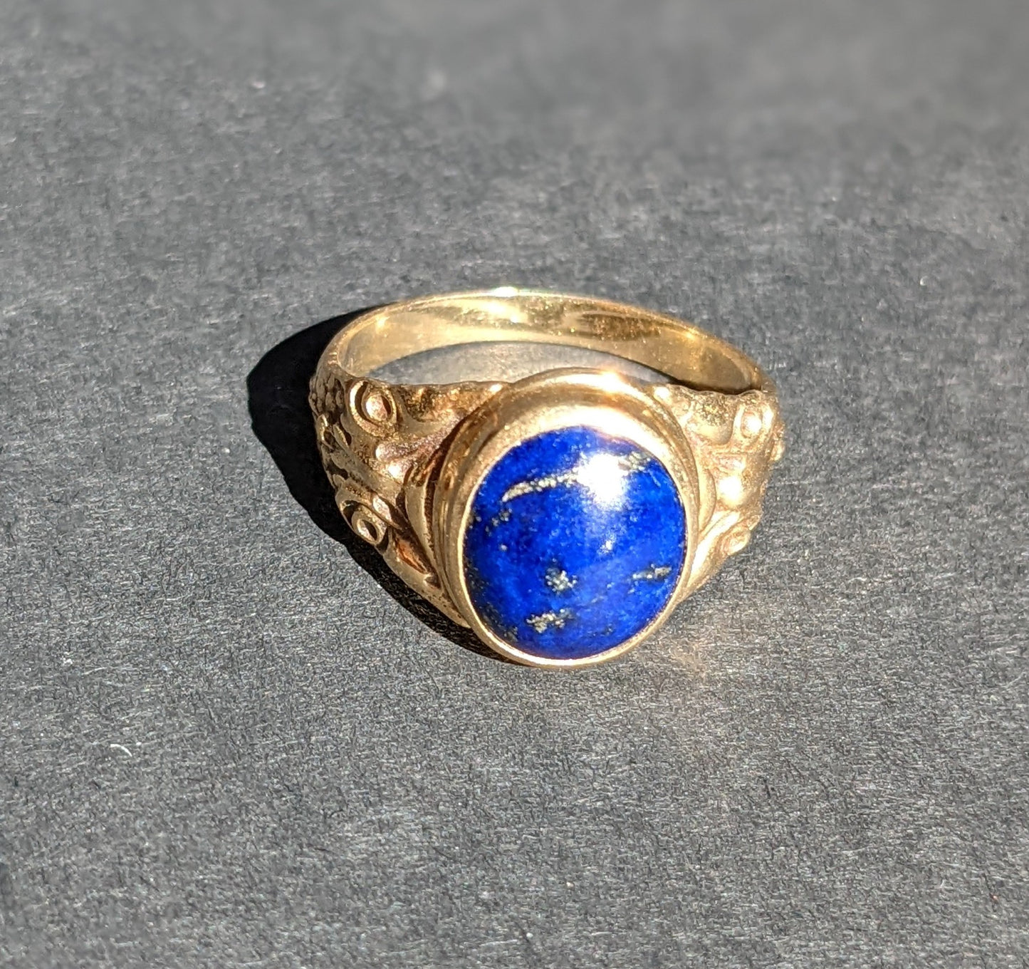 Lapis and yellow gold ring