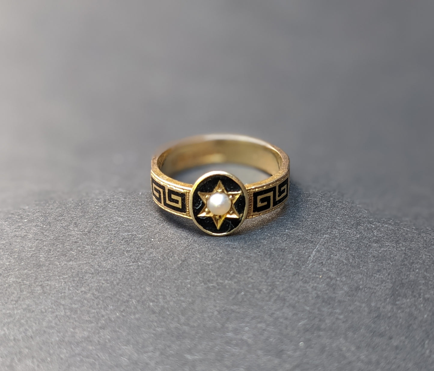 15k English mourning ring with Greek key black enamel