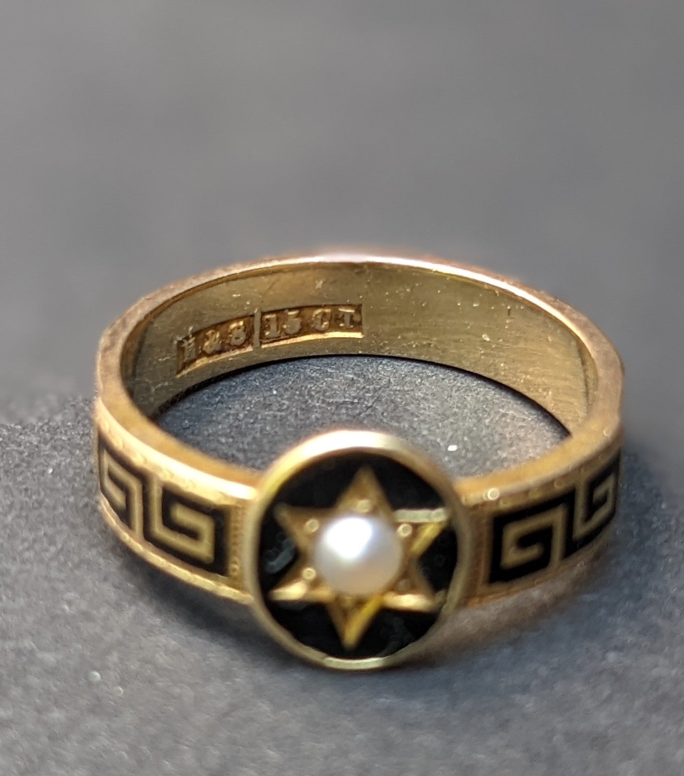15k English mourning ring with Greek key black enamel