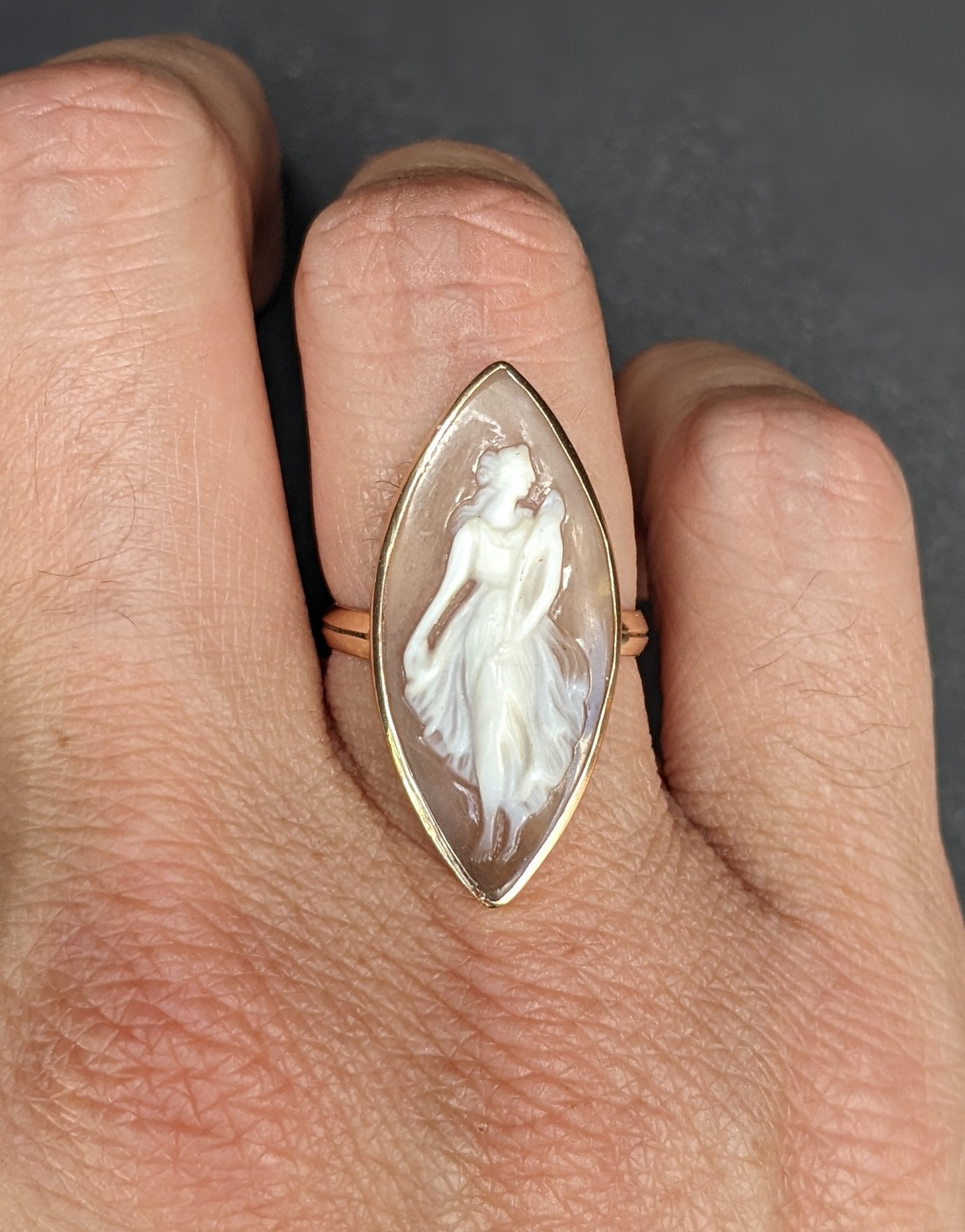 10kt Large cameo Muse ring