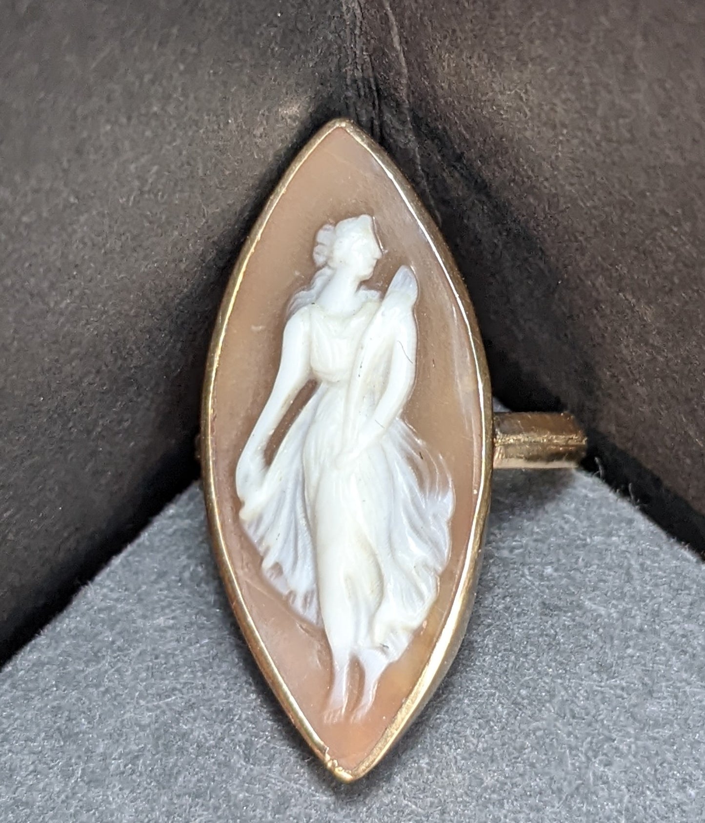 10kt Large cameo Muse ring