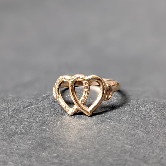 10k intertwined heart pinky ring