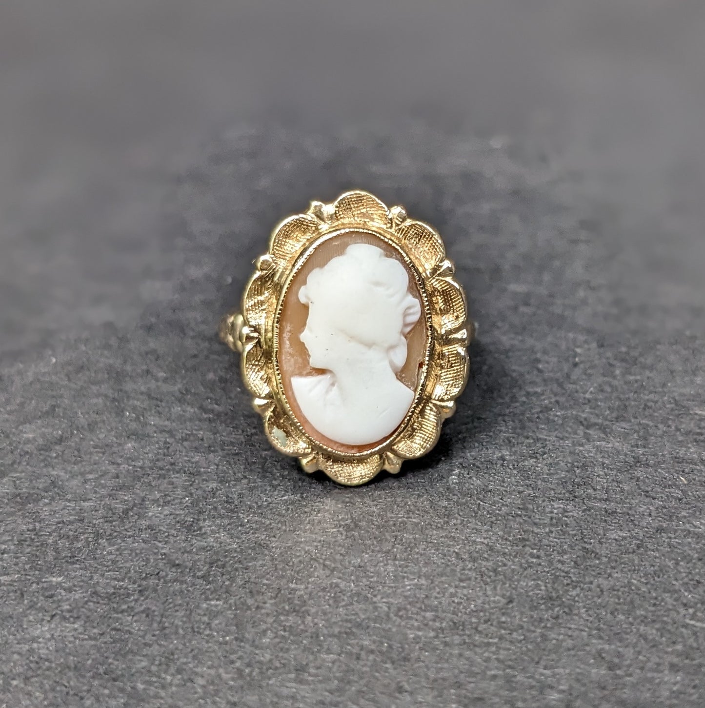 10Kt Cameo Ring with Scalloped Edges