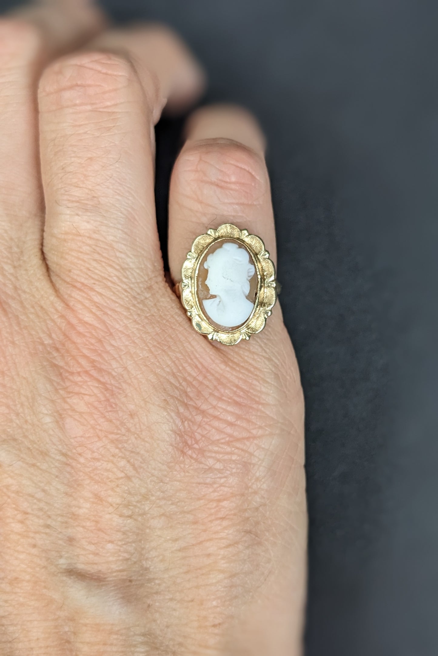 10Kt Cameo Ring with Scalloped Edges