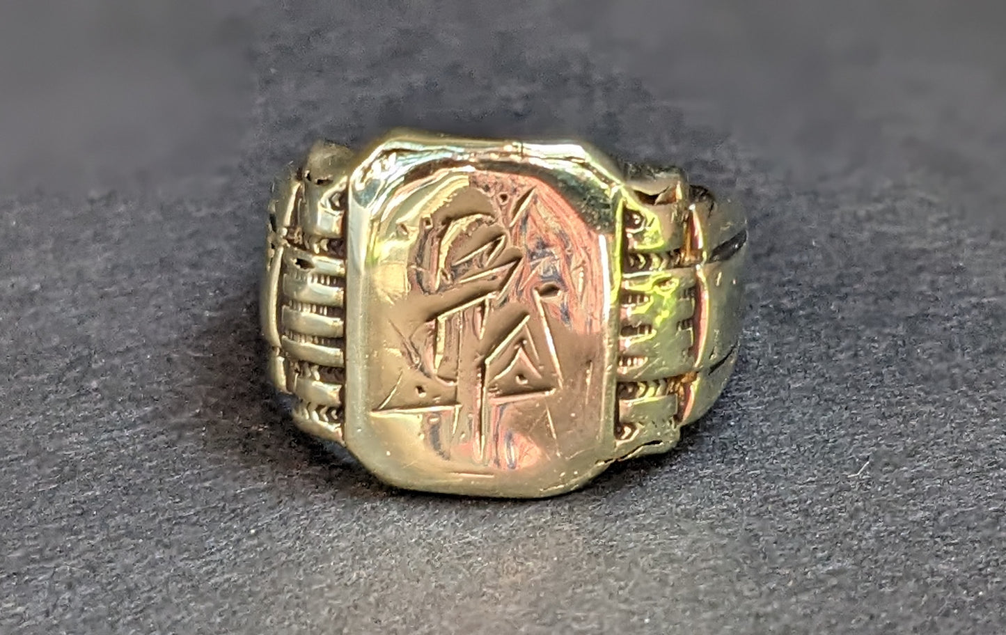14Kt Signet large signet ring Rectangular with worn markings, rectangular in shape