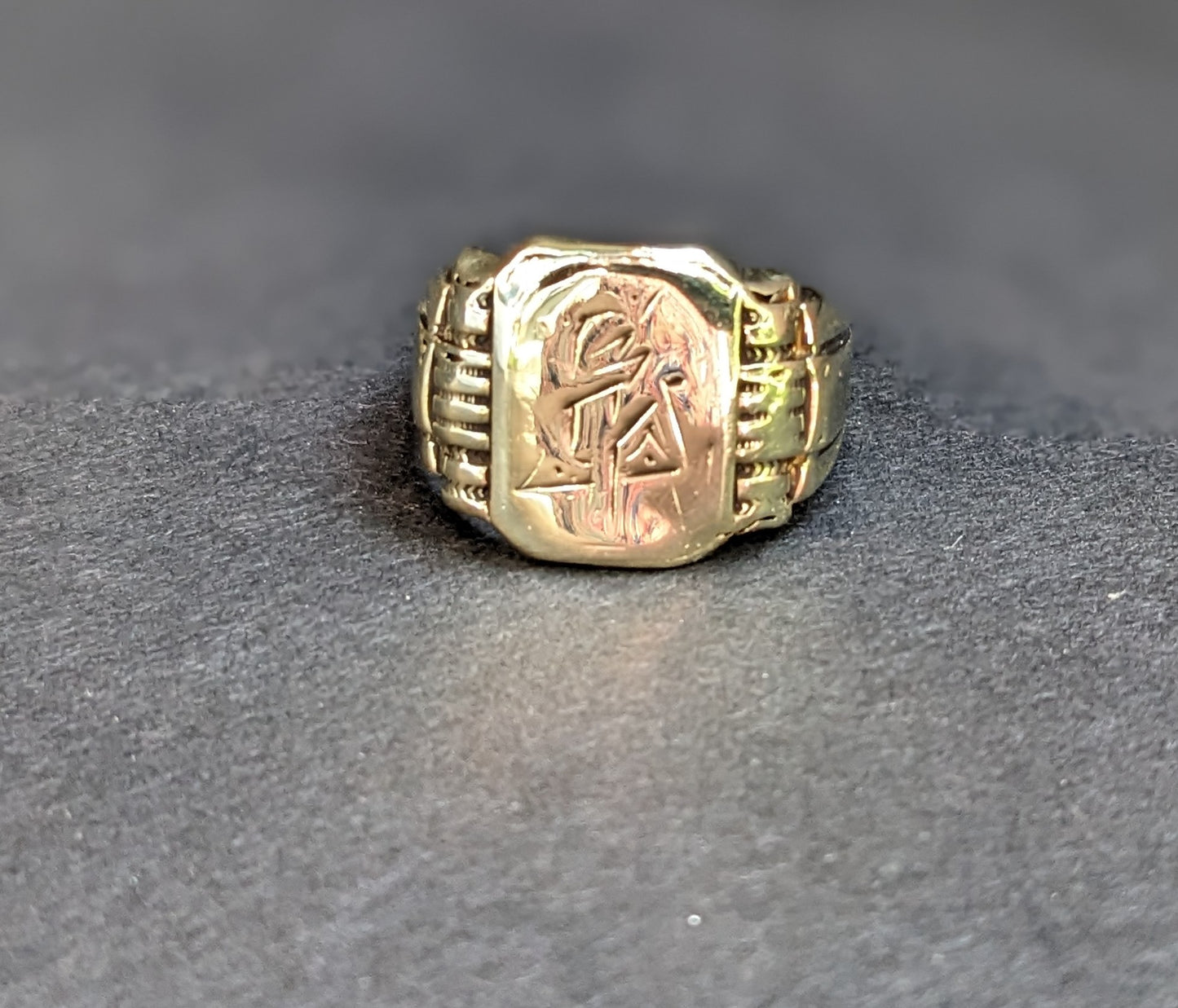 14Kt Signet large signet ring Rectangular with worn markings, rectangular in shape
