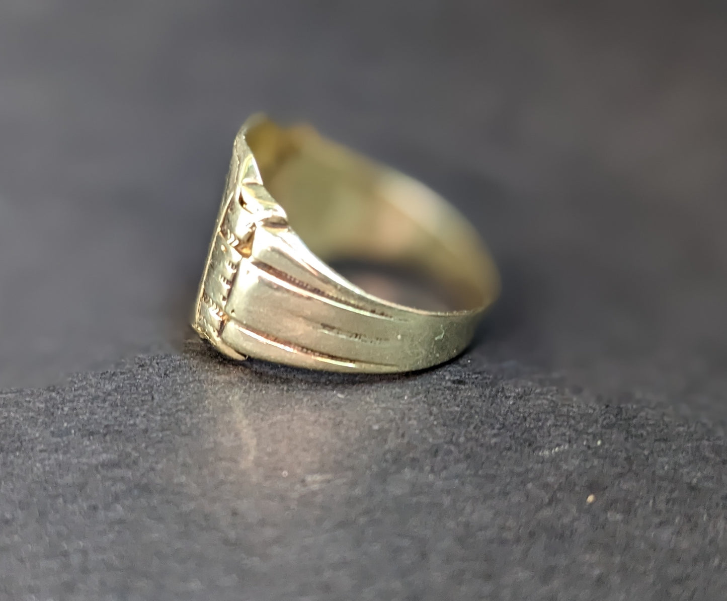 14Kt Signet large signet ring Rectangular with worn markings, rectangular in shape