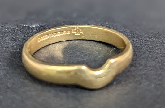 18Kt Gold Band with Notch (6)